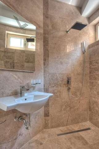 Гостевой дом Guest House Pržno Bay Свети-Стефан Номер-студио с балконом и видом на море-33